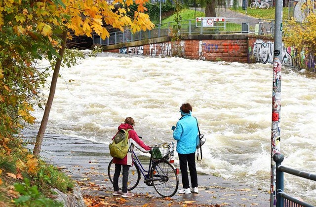 Dreisam-Hochwasser in Freiburg ist imm...er &#8211; und nicht ganz ungefhrlich  | Foto: Rita Eggstein