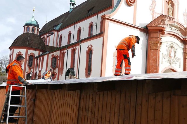 Mitarbeiter des Technischen Dienstes h...nachtsmarkt in Bad Sckingen begonnen.  | Foto: Hildegard Siebold