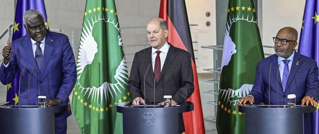 Gastgeber Olaf Scholz am Montag mit de...em Generalsekretr Moussa Faki Mahamat  | Foto: TOBIAS SCHWARZ (AFP)