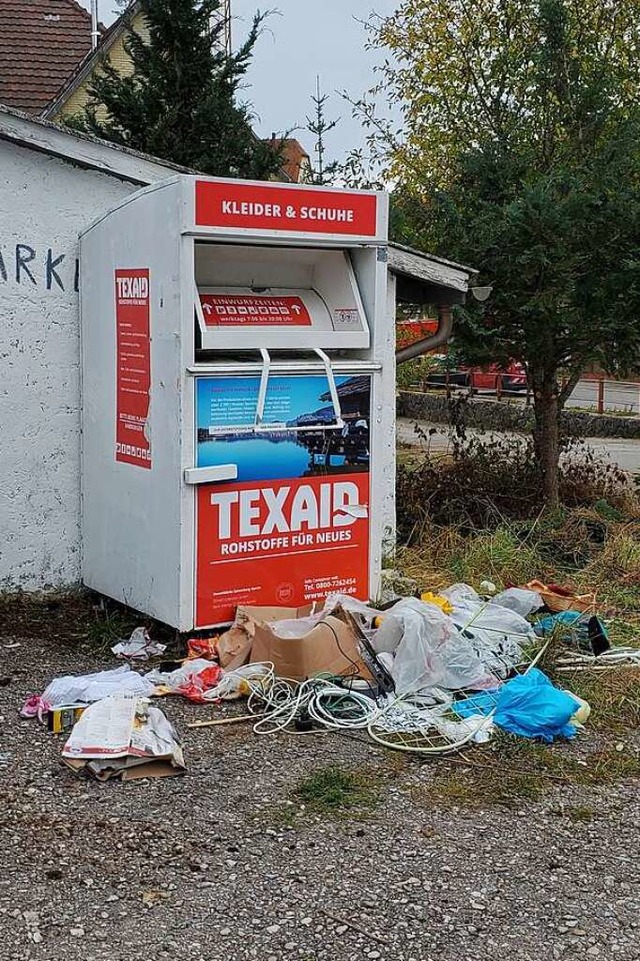 Mittlerweile steht der Kleidercontainer nicht mehr an der Rtengasse.  | Foto: Stefan Mertlik