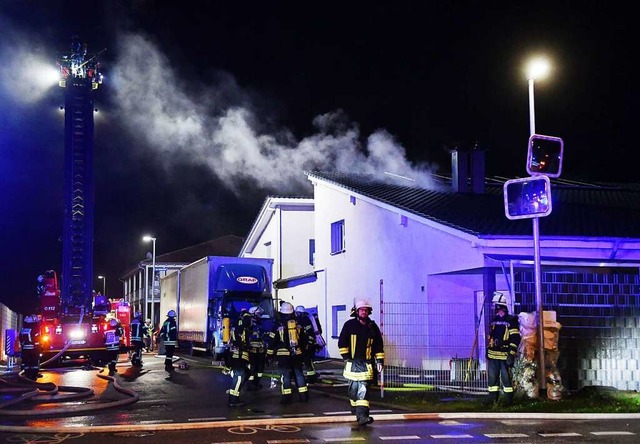 Rauch stieg aus dem Dachstuhl des Einfamilienhauses.  | Foto: Wolfgang Knstle