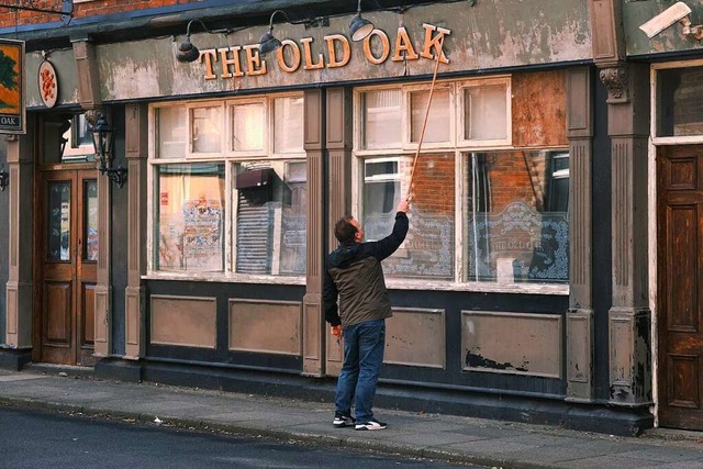 Das Leben in Schieflage: Wirt TJ (Dave...r seinem Pub &#8222;The Old Oak&#8220;  | Foto: - (dpa)