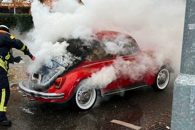 Feuerwehr Lörrach muss einen brennenden VW Käfer löschen