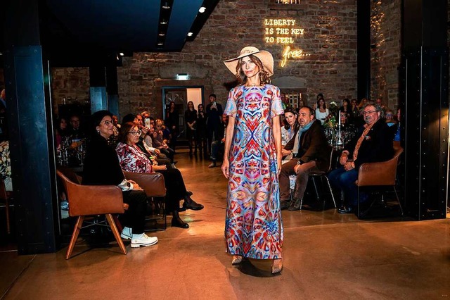 Die Mode von Evgeniya Scherer brachte auch Flowerpower in die Hotellobby.  | Foto: Peter Herrmann / PH-otography