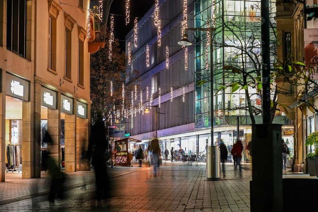 Die Lichter in der Lrracher Innenstad...211; mit Wirkung auf den Einzelhandel?  | Foto: Kristof Meller