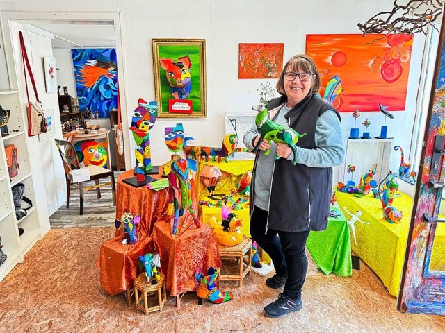 Heidi Humpert zeigt Figuren in ihrer Lahrer Kunstwerkstatt.  | Foto: Regina Erb-Schalk