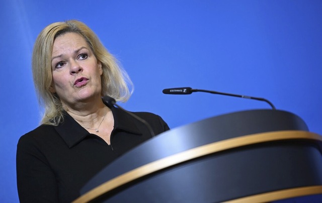 Haben  ein Problem mit Antisemitismus,... Nancy Faeser bei  der Islamkonferenz.  | Foto: Britta Pedersen (dpa)