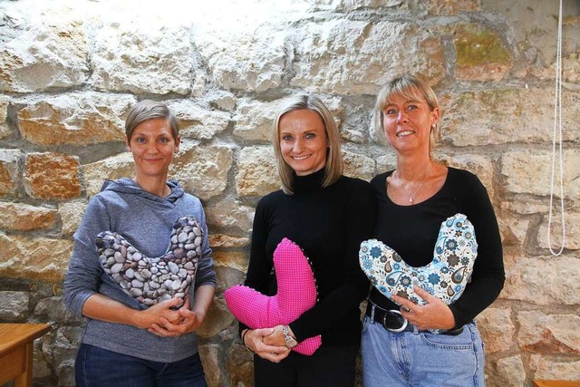 Steffi Yildiz-Blm, Stefanie Jger und...bergabe der Herzkissen im Kleiderforum  | Foto: Katja Linser