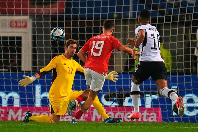 Der sterreicher Christoph Baumgartner...he Torwart Kevin Trapp wird berlupft.  | Foto: JOE KLAMAR (AFP)