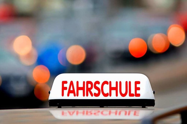 Die Fahrschule wird immer teurer. Durc...hler immer mehr Fahrstunden brauchen.  | Foto: Gerhard Seybert  (stock.adobe.com)