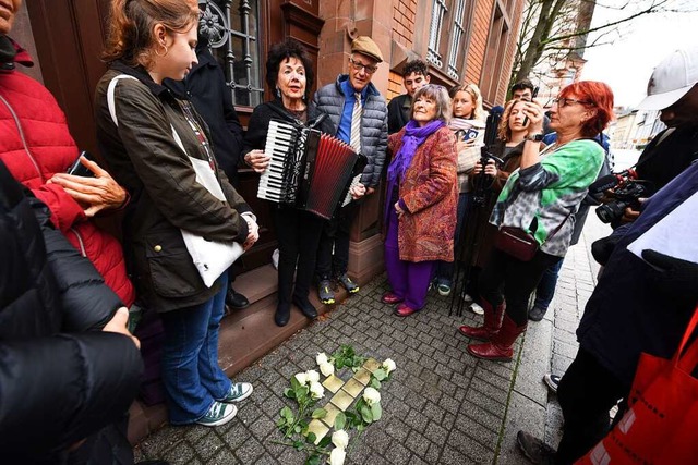 Stolpersteine fr die Familie Model in...ter der Familie aus Israel angereist.   | Foto: Rita Eggstein