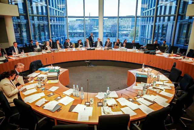 In seinem Sitzungssaal in Berlin bert...r Bund fr welche Dinge ausgeben darf.  | Foto: Kay Nietfeld (dpa)