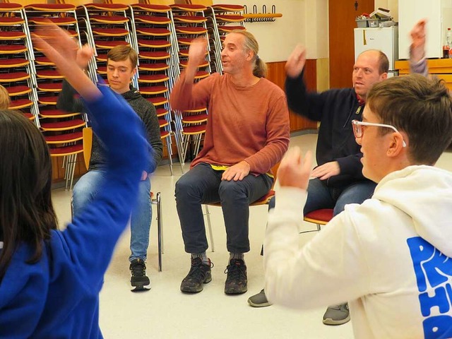 Musikschullehrer Markus Niethammer (Mi...e mit Bodypercussion begleiten werden.  | Foto: Peter Gerigk