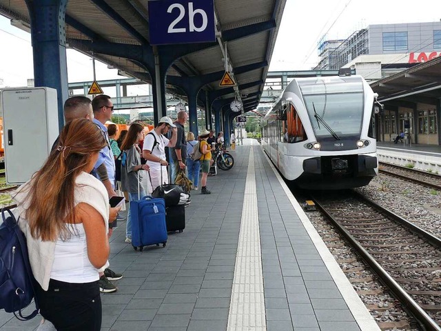 Auf dem Bahnhof in Konstanz fhrt ein ...eutsches Gebiet bis Basel durchfahren.  | Foto: Wagner,Claudia