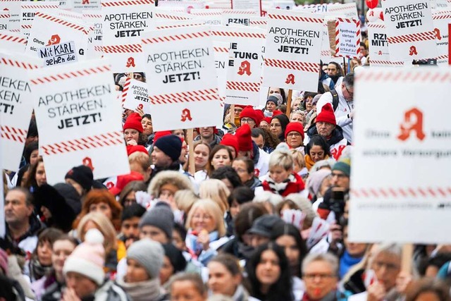 Mit Aktionen und Apothekenschlieungen...potheker gegen die Gesundheitspolitik.  | Foto: Marijan Murat (dpa)