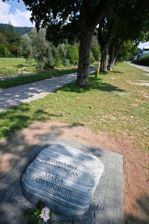 An der Dreisam erinnert ein Gedenkstein an Maria Ladenburger.  | Foto: Patrick Seeger