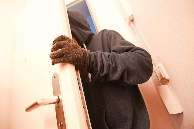 Wer einen Einbrecher in der Wohnung be...eine direkte Begegnung aber vermeiden.  | Foto: Bodo Marks (dpa)
