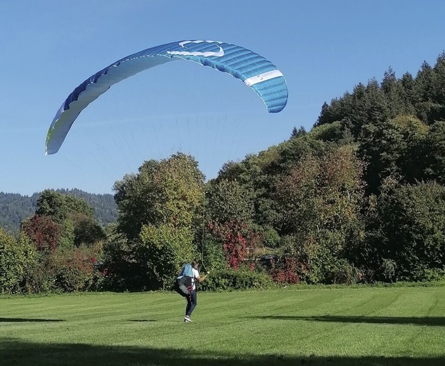 Jakob Petrat lernt gerade das Fliegen mit einem Paragleitschirm.  | Foto: privat