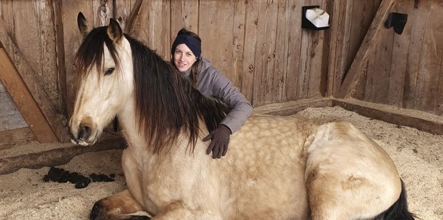 Melanie Schnberger ist Tierrztin. Si...#8211; und hat auch ein eigenes Pferd.  | Foto: privat