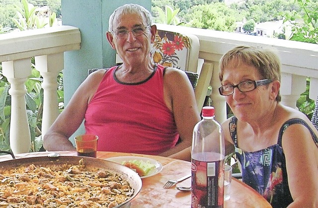 Consuela Juanes (rechts) mit ihrem Mann und einer Paella im Jahr 2008  | Foto: privat