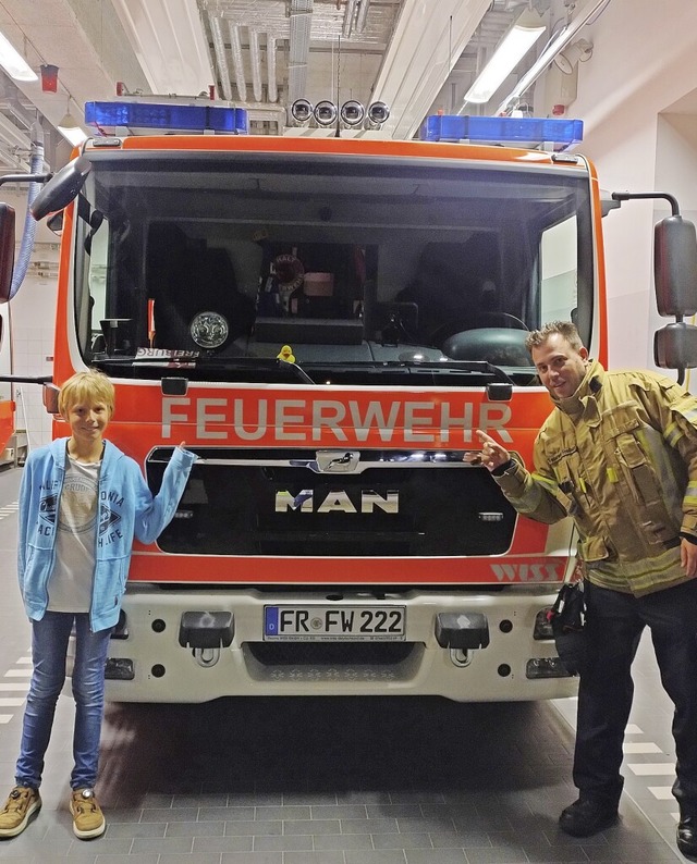 Felix Biermann mit Stadtjugendfeuerwehrwart Daniel Schilling (rechts)  | Foto: Michaela Schmidt