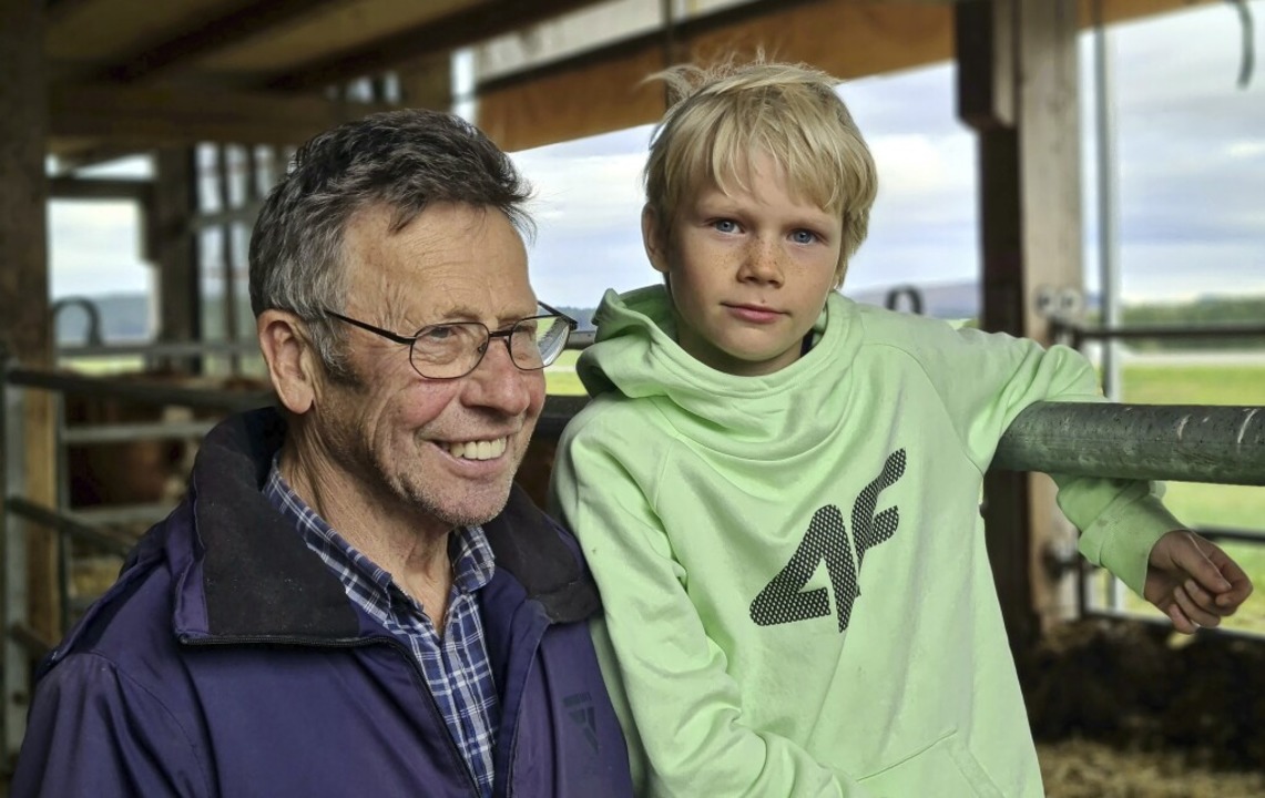 Zisch-Reporter Luk Müller mit seinem Opa und Landwirt Hans Peter Wehinger  | Foto: Ida Wehinger