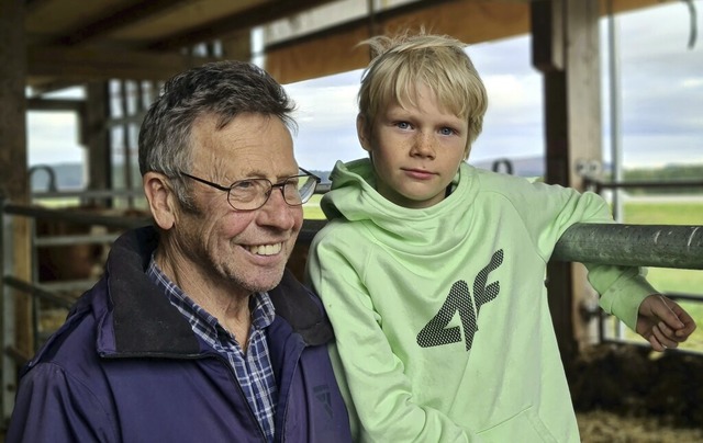 Zisch-Reporter Luk Mller mit seinem Opa und Landwirt Hans Peter Wehinger  | Foto: Ida Wehinger