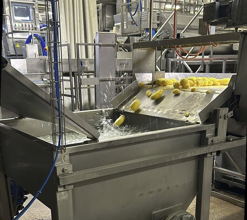 Die Kartoffeln werden  gewaschen, bevor sie zu Chips werden.  | Foto: privat