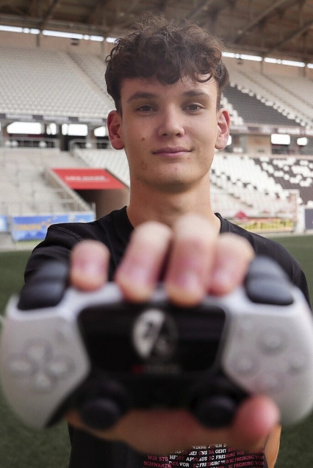 Jakob Wagner mit seinem Controller  | Foto: SC Freiburg