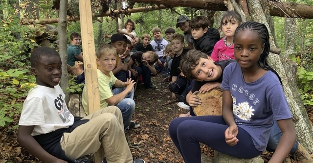 Die Klasse 4a macht Mittagspause auf dem Waldspielplatz.  | Foto: Katja Pierro-Brede