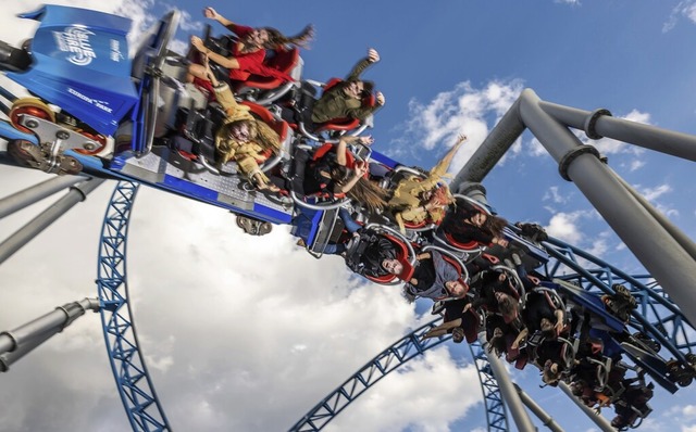 Die Achterbahn Blue Fire im Europa-Park in Rust ist ein Highlight.  | Foto: Philipp von Ditfurth (dpa)