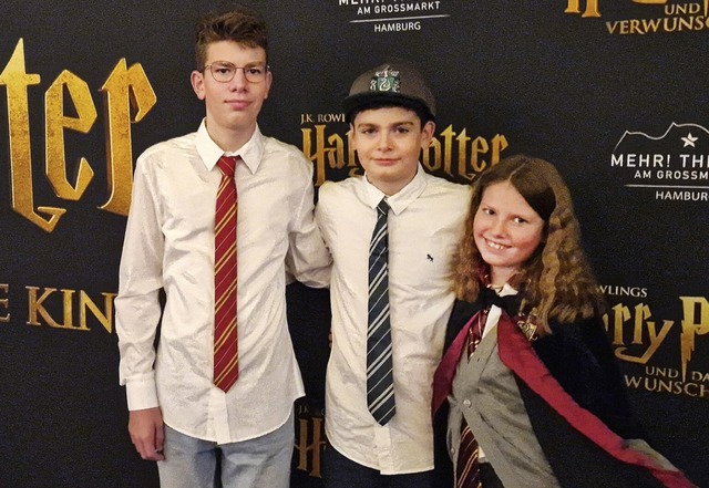 Amy Baumann (rechts), ihr Bruder Ben B...-Potter-Musical in Hamburg verkleidet.  | Foto: Iris Baumann