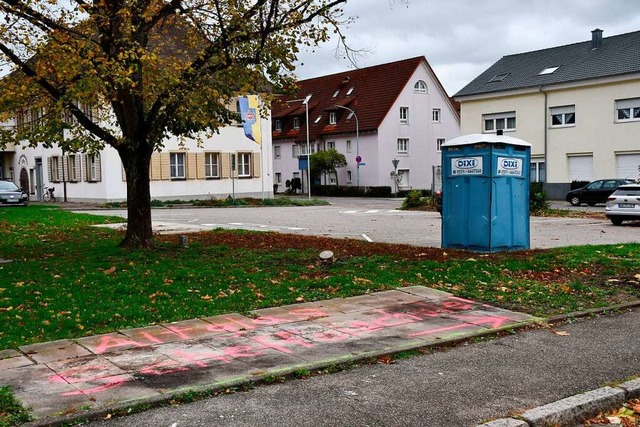 Eine Dixi-Toilette steht bereits fr d... Baubeginn lsst aber auf sich warten.  | Foto: Heinz und Monika Vollmar