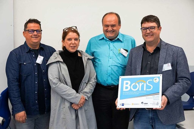 Der neue Konrektor Felix Grlin, Sylv...en sich ber das frische Boris-Siegel.  | Foto: Volker Mnch