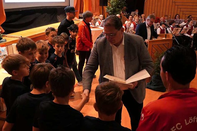 Lffingens Brgermeister Tobias Link  ...ie erfolgreichsten Sportler der Stadt.  | Foto: Heidrun Simoneit