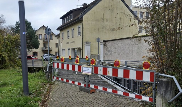 Die Brcke fr Fugnger und Radfahrer...hr wird dort eine neue Brcke gebaut.   | Foto: Axel Kremp