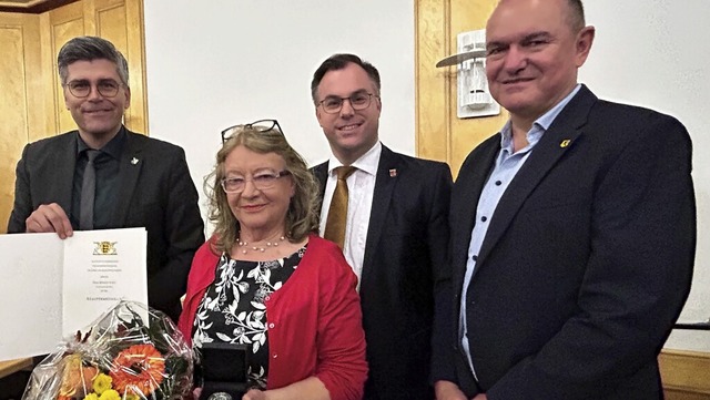 Die Staufermedaille des Landes Baden-W...Krieger und Stadtammann Herbert Weiss   | Foto: Charlotte Frse