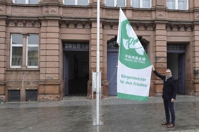 Flagge vor dem Lahrer Rathaus gehisst