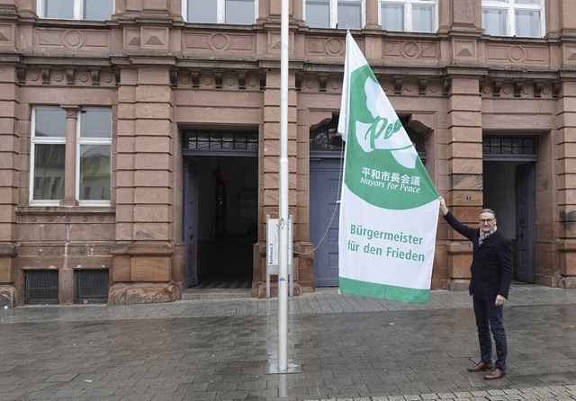 Die Flagge der internationalen Organis...ace ist auf dem Rathausplatz zu sehen.  | Foto: Stadt Lahr