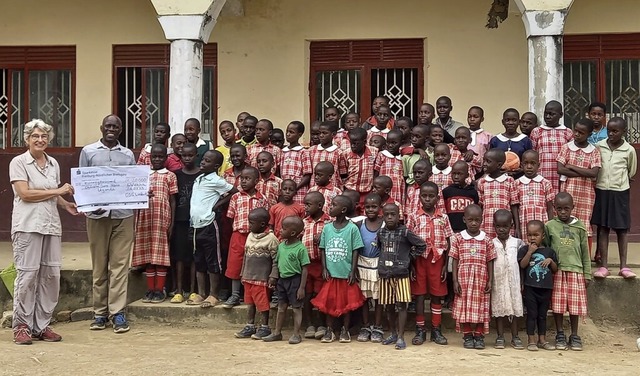 Spendenbergabe in Uganda: Aus der Sch...letzt rund 27.500 Euro an die Schule.   | Foto: GSG