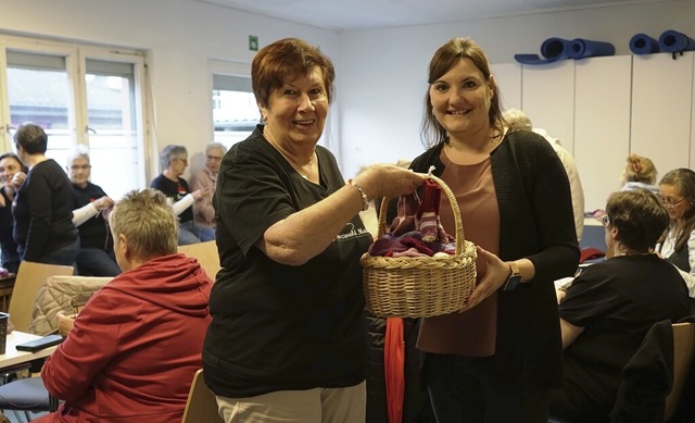 Brigitte Schuster-Beck (l.) bergibt d...icov vom Verein Kleine Sonnenstrahlen.  | Foto: Stadt Waldkirch