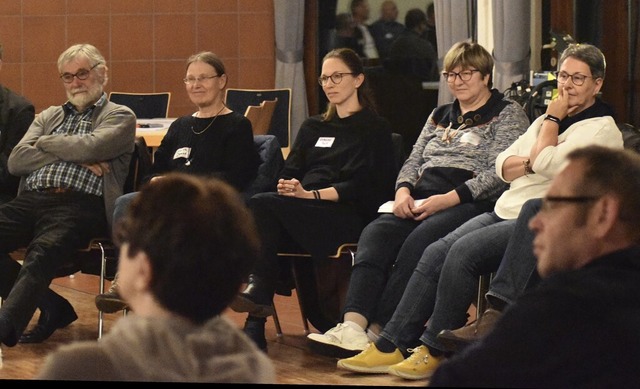 Kommunalpolitisch Interessierte haben sich  in der Sternenberghalle getroffen.  | Foto: Walter Holtfoth