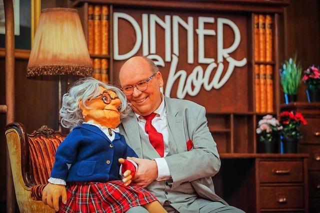 Ein Komiker der alten Schule fhrt durch die Dinner-Show im Europa-Park Rust
