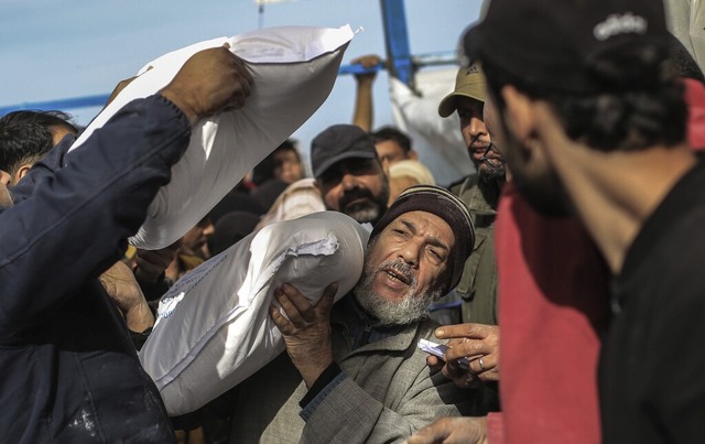 Palstinenser erhalten Mehlscke im Ve...er Vereinten Nationen im Gazastreifen.  | Foto: Mohammed Talatene (dpa)