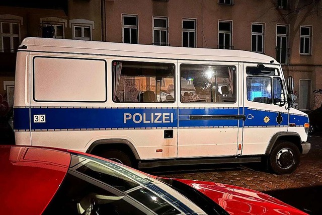 Ein Einsatzfahrzeug der Polizei steht ... Berlin-Friedrichshain auf der Strae.  | Foto: Paul Zinken (dpa)