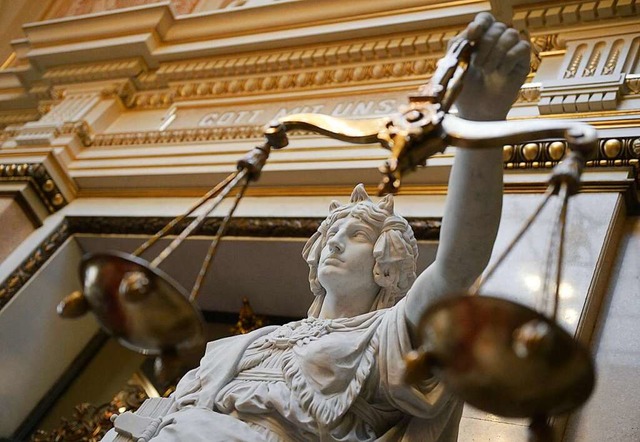 Eine Statue der rmischen Gttin der Gerechtigkeit, Justitia.  | Foto: Christian Charisius (dpa)