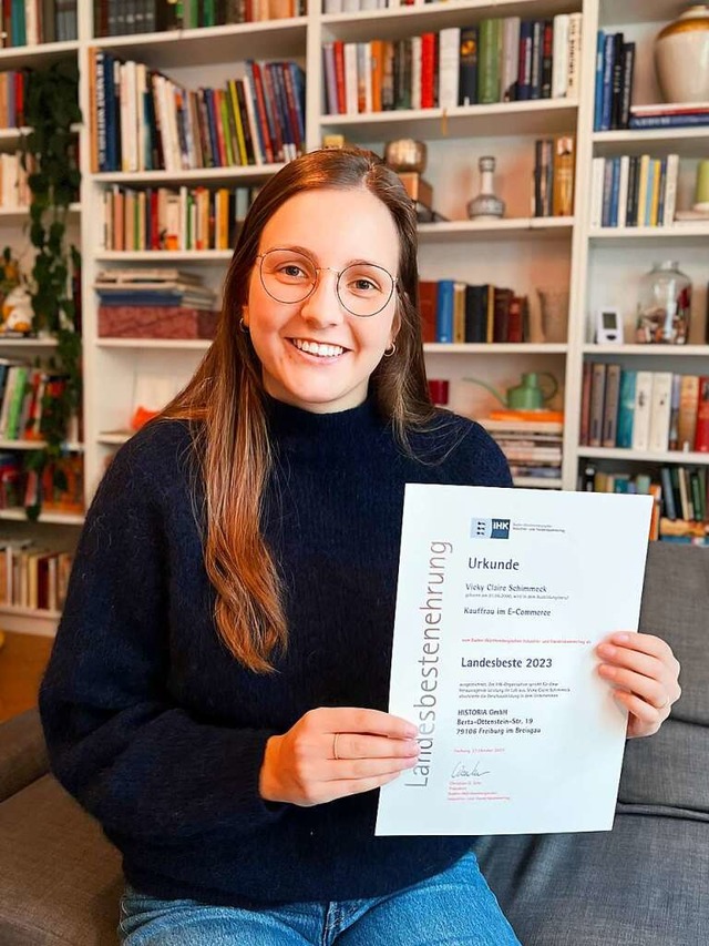 Vicky Schimmeck zeigt ihre Urkunde von der Landesbestenehrung.  | Foto: Jonas Egger