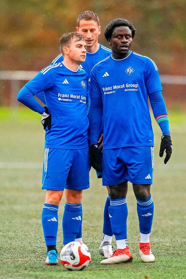 Guter Rat ist teuer: Peter Schubnell, ... Fischer und Sam Samma vom FC Neustadt  | Foto: Wolfgang Scheu