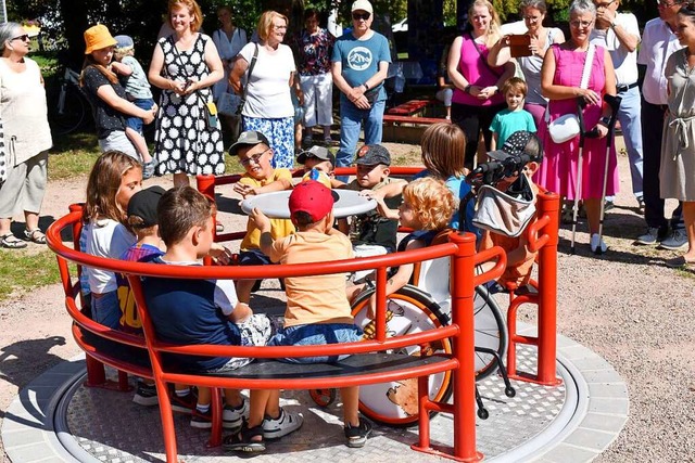 Das Rollstuhl-Karussell ist ein Projek...heinfelder Maurice-Sadorge-Spielplatz.  | Foto: Horatio Gollin