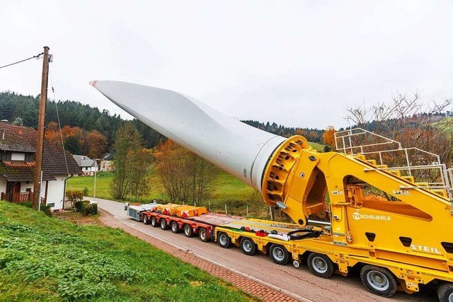 Der Windflgel wurde auf einem Spezial...tsteil Prinzbach im Ortenaukreis fuhr.  | Foto: Philipp von Ditfurth (dpa)